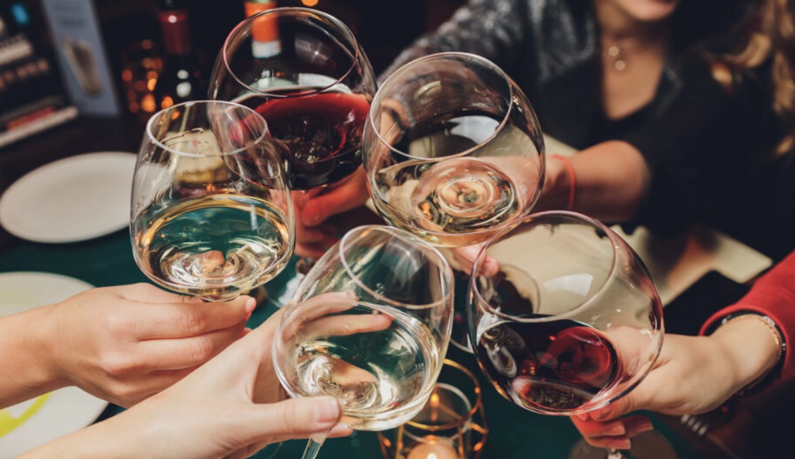 RedAndWhiteWineGlasses